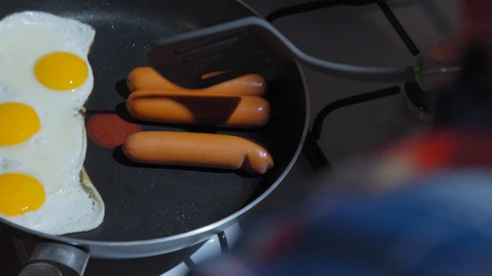 Яичница с гарниром - приготовление