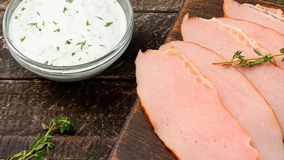 Тонкие ровные ломтики буженины