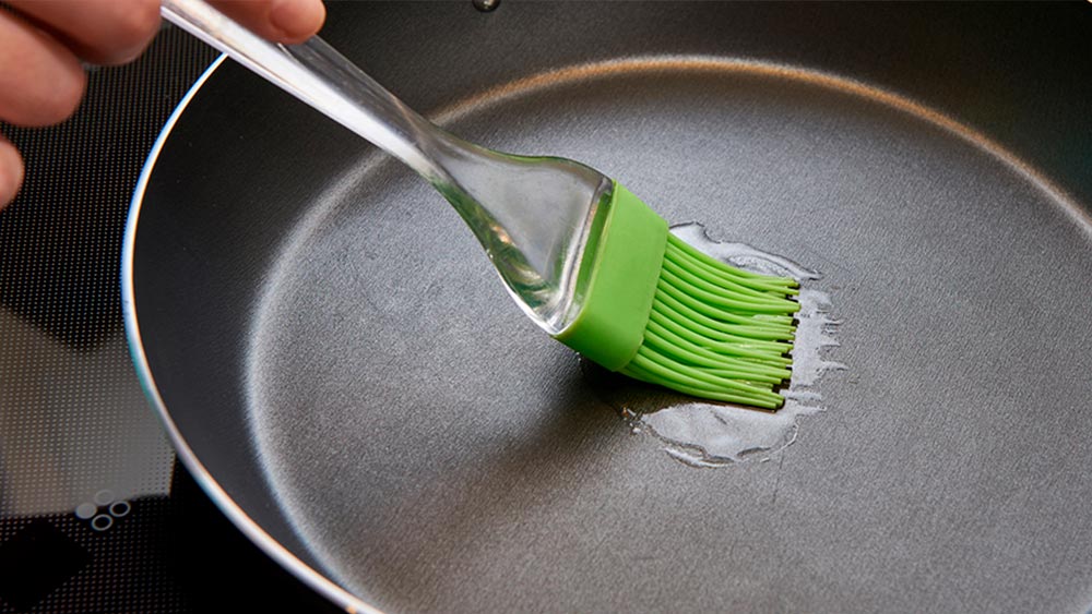 Смазать жаропрочную форму