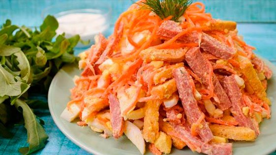 Салат с сервелатом